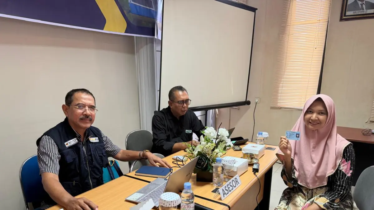 PESERTA : Kedua asesor dan perwakilan peserta asesesmen saat foto bersama.