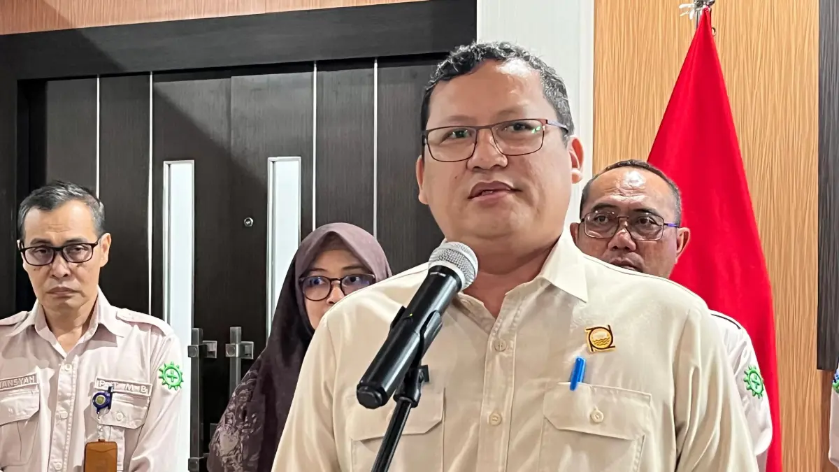  Direktur Teknik Perumda Tirta Manuntung Balikpapan (PTMB), Mohamad Kohirudin, menjelaskan langkah PTMB memperkuat distribusi air tangki di tengah penurunan produksi Waduk Teritip. (Mella)