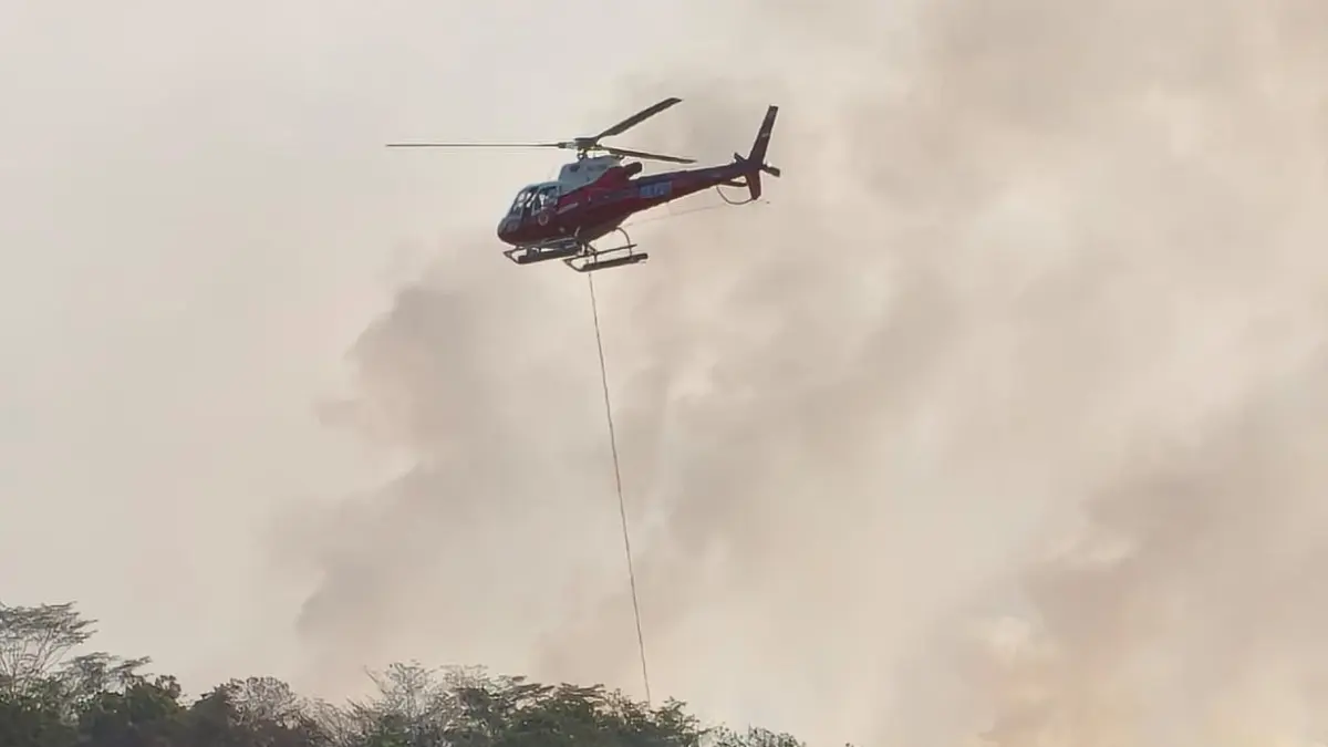 Heli water bombing ambil air untuk padamkan api di Samarinda.