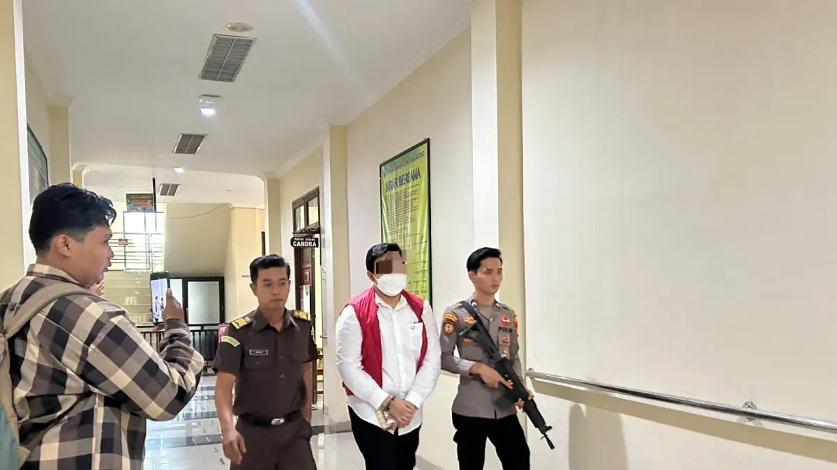 Mantan Kasat Resnarkoba Polres Kukar, YBA saat dibawah aparat penegak hukum di Pengadilan Negeri Tenggarong (Istimewa)