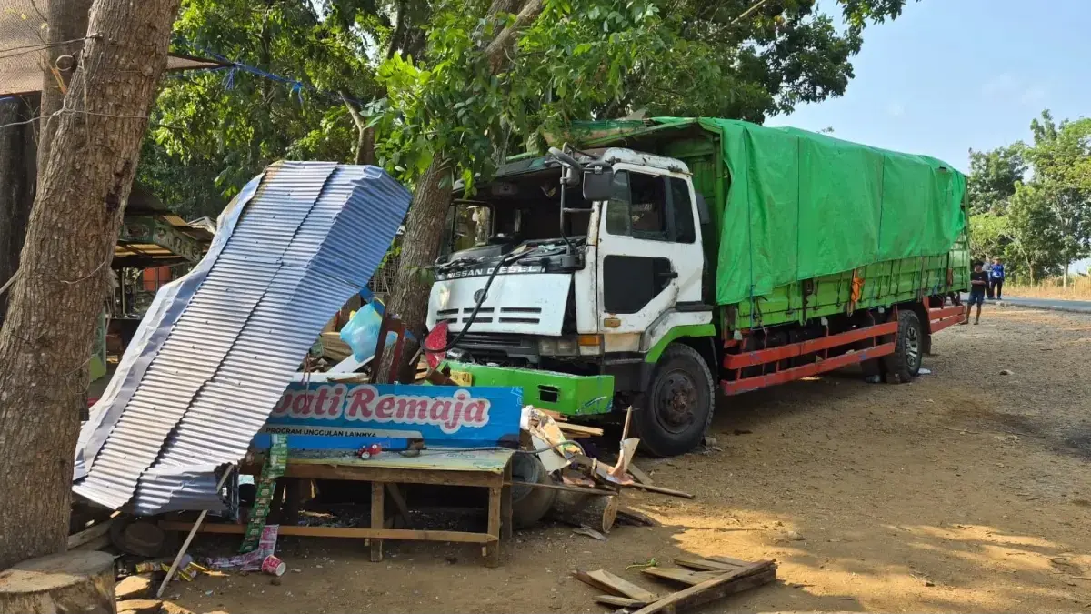 NAHAS: Truk yang melindas AS, sopir asal Kabupaten Kediri, Jawa Timur, di Rest Area Gunung Kayangan, Pelaihari, Tanah Laut, Senin (7/9/2026). (Foto: Norsalim Yahya/Radar Banjarmasin)