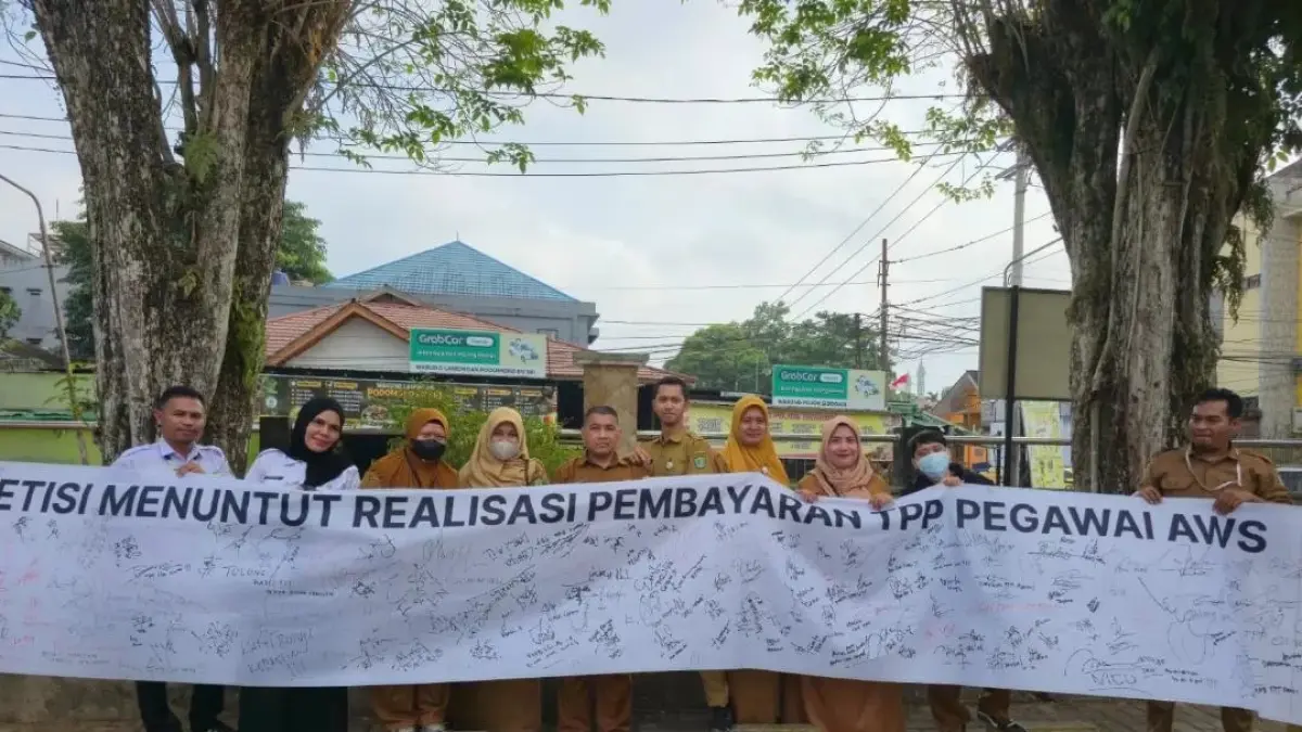  Ratusan Nakes di RSUD AW Sjahranie Samarinda menggelar aksi demo menuntut kejelasan pembayaran TPP yang ditunda Pemprov Kaltim.