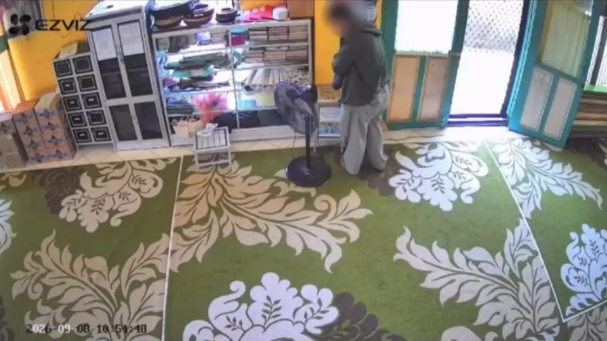 Tangkapan layar CCTV aksi pembobolan kotak amal di Majelis Taklim di Mangkurawang, Tenggarong (Ist/Noval Gazali)