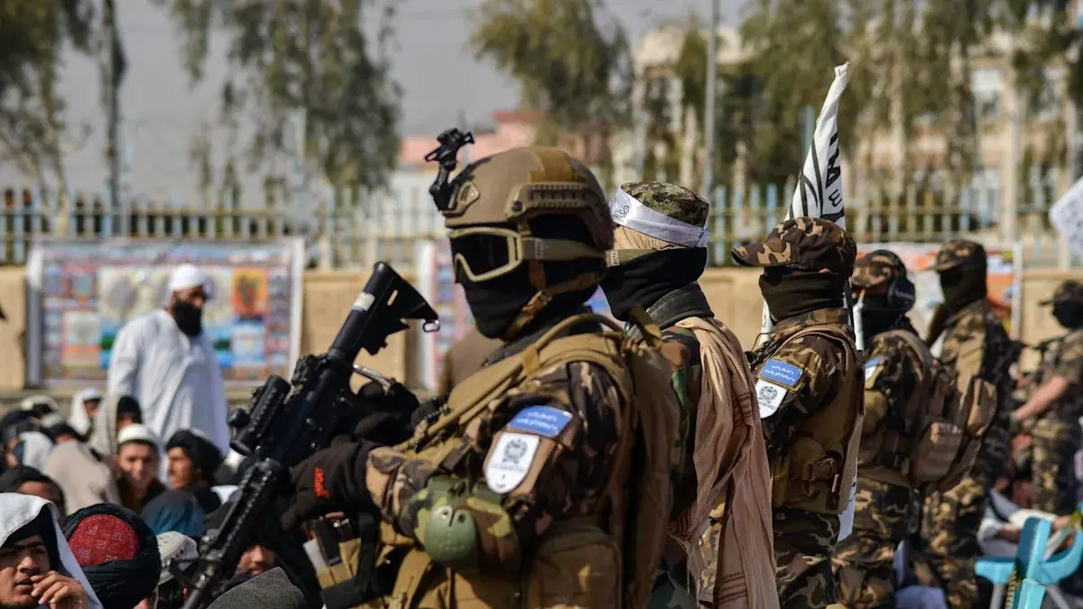 Anggota unit militer Badri 313 Taliban Afganistan berjaga saat anggota baru Taliban menghadiri upacara di Kandahar, Afganistan, dalam foto arsip tertanggal 15 Februari 2022. / Kredit: JAVED TANVEER/AFP/Getty