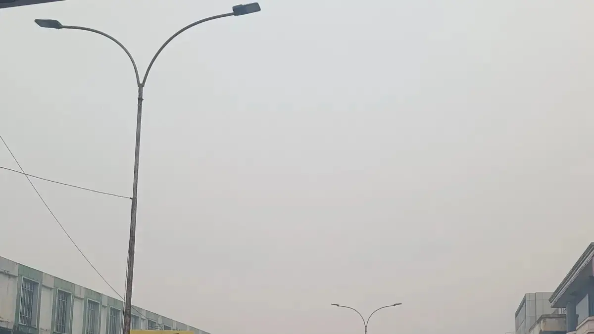 Hujan tidak merata Selasa sore belum mampu menghilangkan kabut asap.
