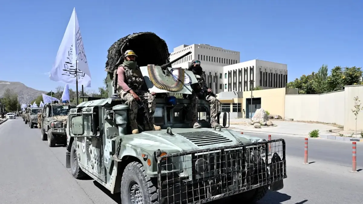 Iring-iringan personel keamanan Taliban mengikuti parade di depan bekas gedung Kedutaan Besar AS di Kabul, Afganistan, pada 15 Agustus 2026, saat mereka merayakan ulang tahun kelima kembalinya Taliban ke tampuk kekuasaan.(Wakil KOHSAR/AFP/Getty)