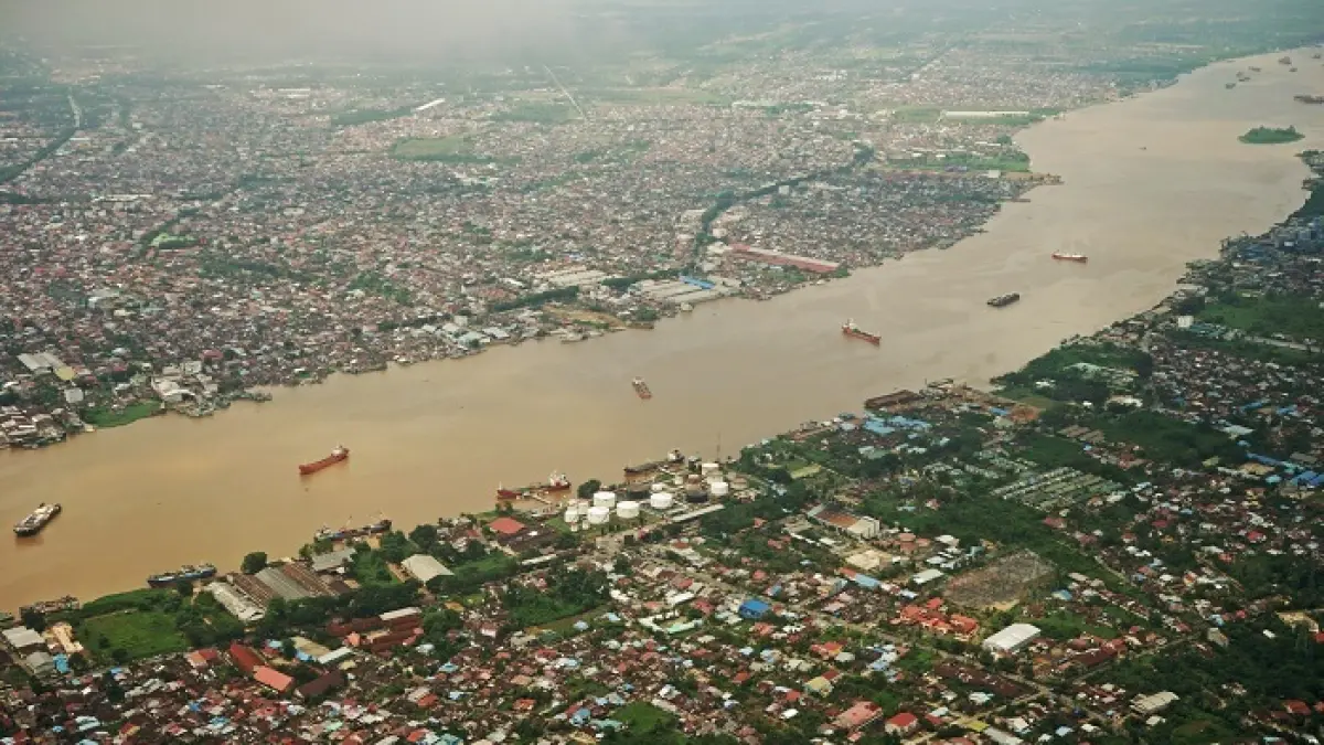 Sejumlah kapal sedang lepas jangkar di tengah Sungai Kapuas untuk menunggu aktivitas bongkar muat. Kondisi alur Sungai Kapuas yang dangkal cukup berpengaruh pada aktivitas pelayaran.