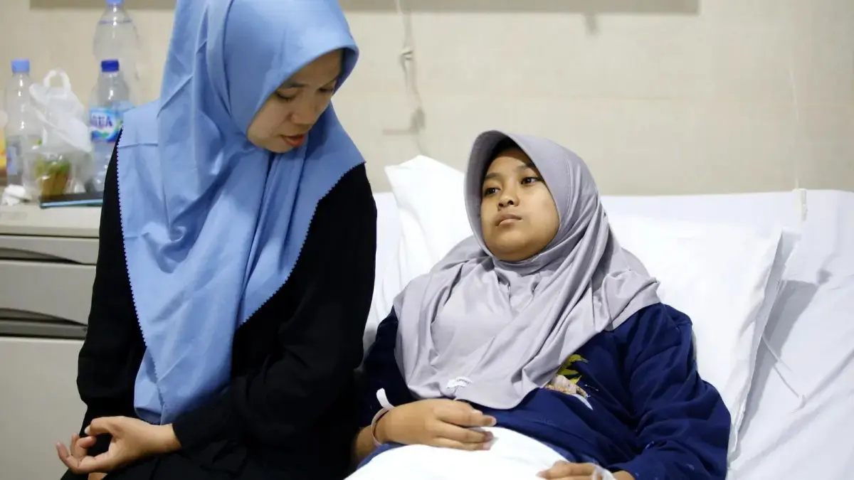 Sejumlah siswa mendapat penanganan medis setelah mengalami sakit perut, mual, diare, dan lemas seusai menyantap MBG. Kasus baru terjadi di Blora dan Rembang, sedangkan 45 santri di Sidoarjo kembali dirawat setelah keluhannya kambuh. FOTO: JAWA POS RADAR KUDUS