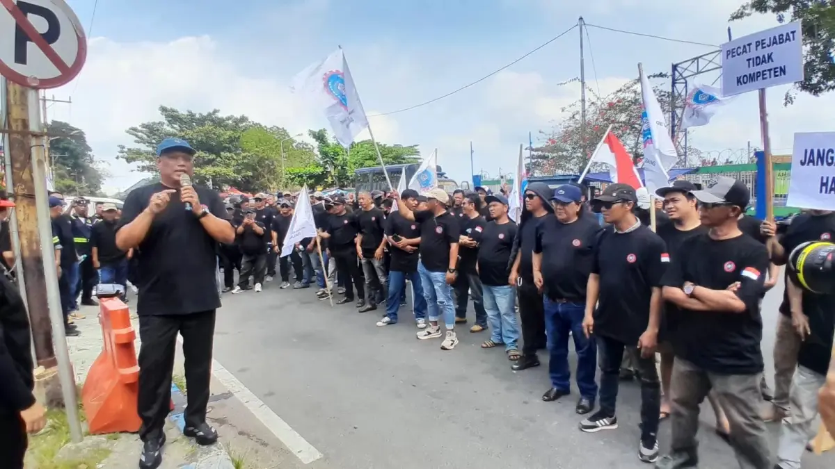 Aksi damai TKBM Karya Samudera Sakti Pelabuhan Balikpapan menggelar aksi di depan KSOP Kelas I Balikpapan, Kamis (10/9/2026). (ARIF FADILLAH)