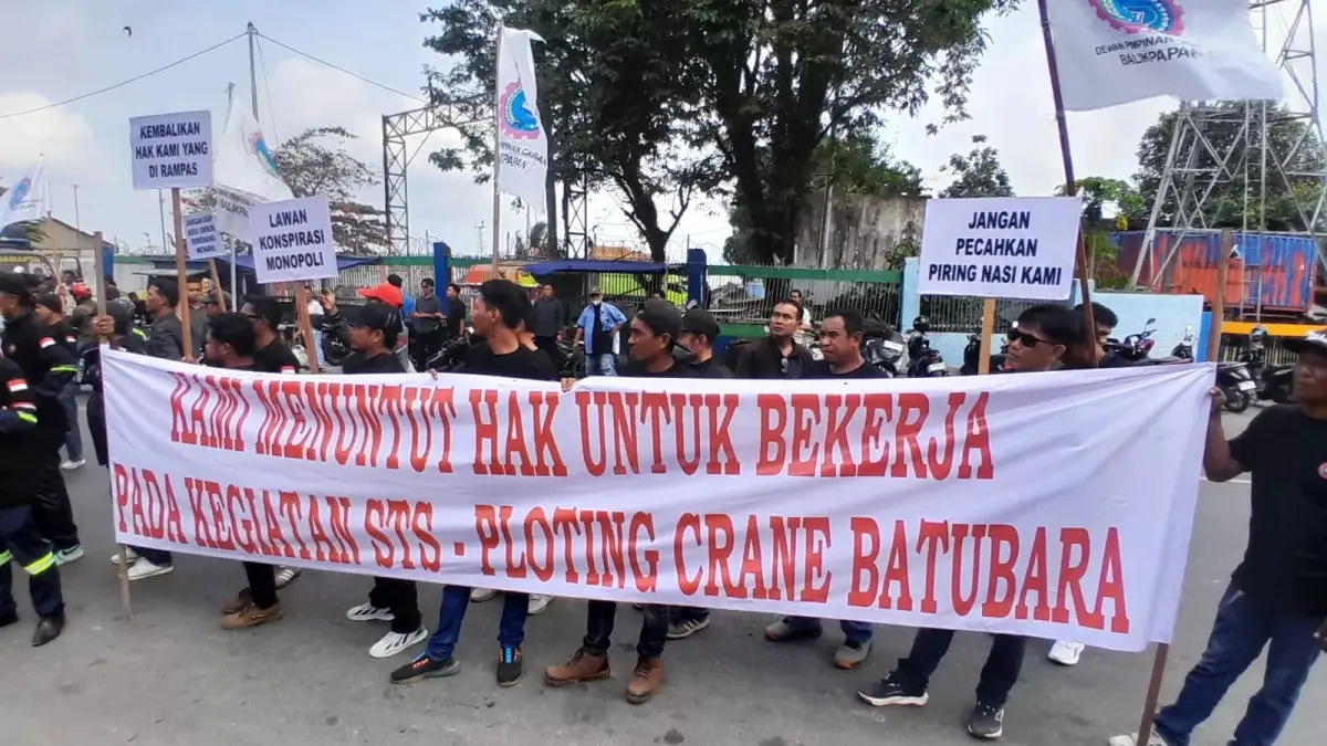 Aksi TKBM Karya Samudera Sakti Pelabuhan Balikpapan menggelar aksi di depan KSOP Balikpapan, Kamis (10/9/2026). (ARIF FADILLAH)