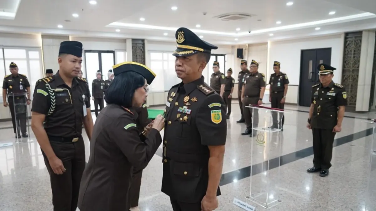  Kepala Kejaksaan Tinggi Kalimantan Timur Chatarina Muliana melantik dan mengambil sumpah Kolonel Cpm Raden Tri Cahyo Budi A sebagai Asisten Pidana Militer Kejati Kaltim, Rabu (9/9/2026). 