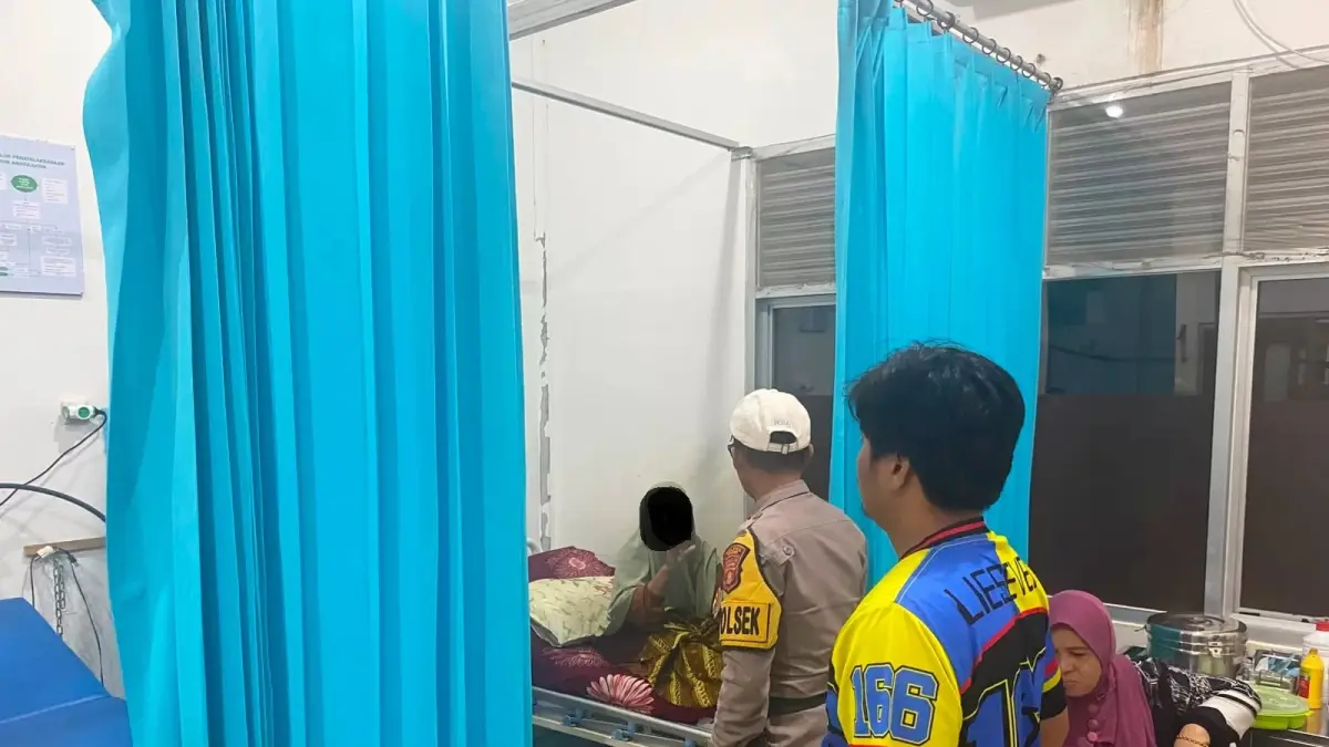 Korban serangan hewan liar yang diduga buaya mendapatkan perawatan di Puskesmas Muara Komam. (Ist)