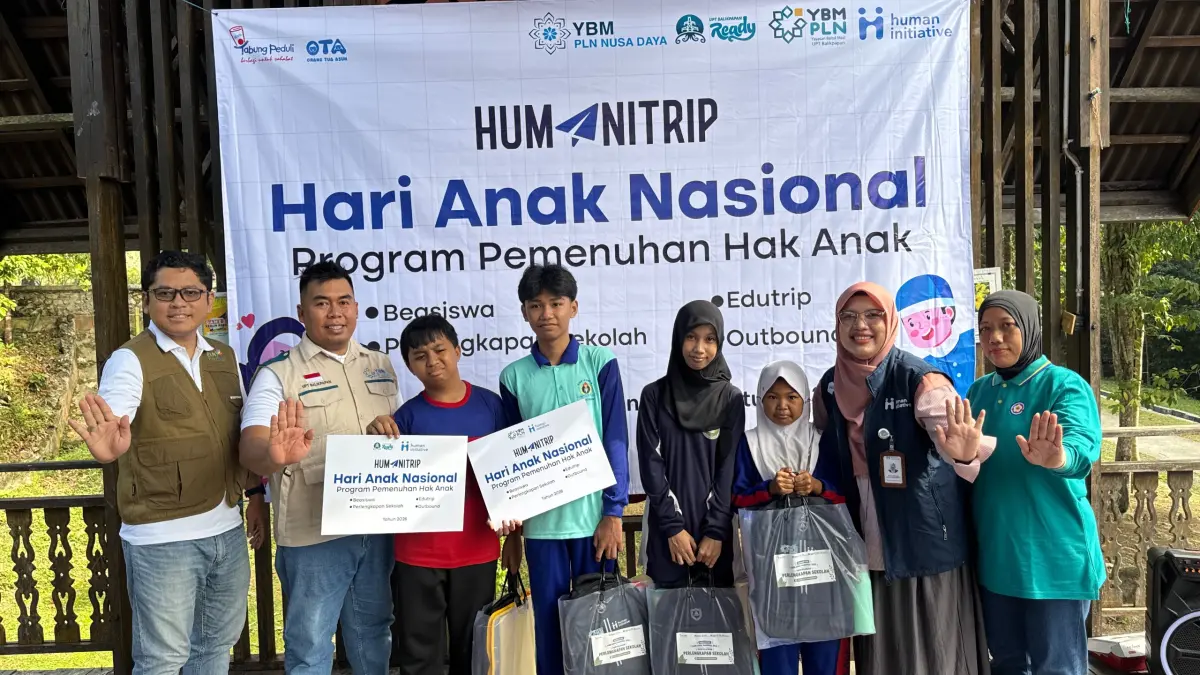 Manager PLN UPT Balikpapan, Jati Pharmadita, berfoto bersama anak yatim dan dhuafa penerima manfaat Program Be A Star dalam kegiatan Humanitrip 2026 di Kebun Raya Balikpapan.