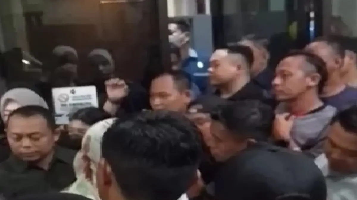 Massa dari pihak korban mencoba untuk masuk ke ruang sidang namun dihadang petugas karena merupakan sidang tertutup (foto: Moeso)
