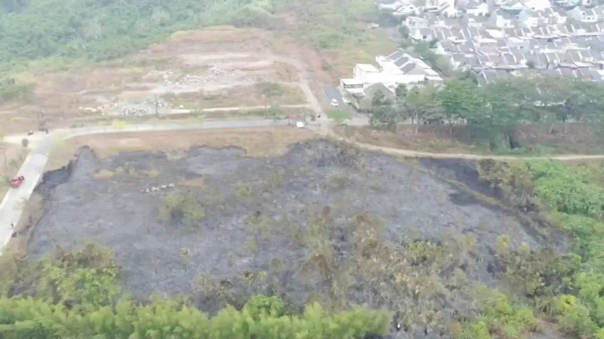 Petugas berjibaku memadamkan kobaran api yang membakar lahan di Jalan Nusyirwan Ismail (Ring Road II), Kelurahan Air Putih, Samarinda Ulu. 