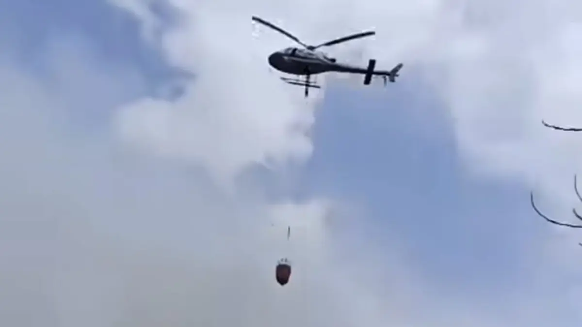 Prosesi water bombing untuk memadamkan Karhutla di Kecamatan Muara Badak, Kukar (Istimewa)
