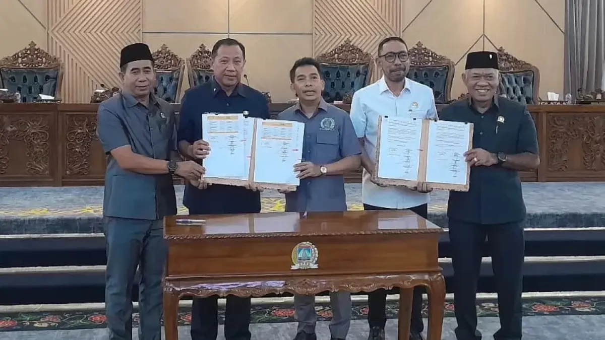 Unsur pimpinan DPRD Kota Balikpapan bersama Plt Sekda Kota Balikpapan Agus Budi Prasetyo usai penandatanganan kesepakatan Perubahan KUA dan PPAS Tahun Anggaran 2026, Rabu (9/9/2026). (ARIF FADILLAH)
