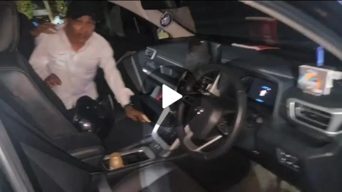 WS saat diminta menunjukkan sabu yang ia taruh di dalam mobil dinas.