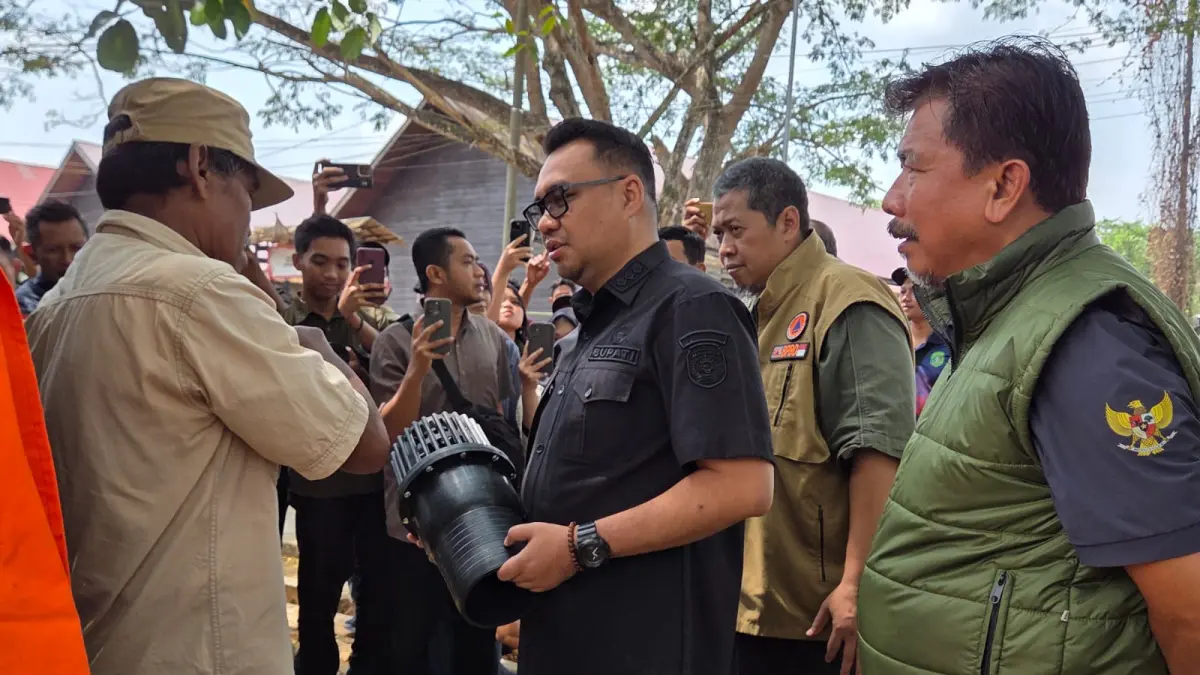 Bupati Kukar Aulia Rahman Basri menyerahkan bantuan pompa air (Elmo/Prokal.co)