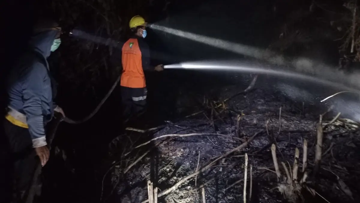 GERAK CEPAT: Tim pemadam dari PT KED dan PT SAP membantu menangani kebakaran lahan warga di Desa Marah Haloq, Kamis, 10 September 2026 malam. ISTIMEWA