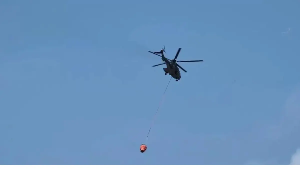 Penanganan karhutla juga diperkuat dari udara. Satu unit helikopter Caracal milik TNI AU yang beroperasi dari Lanud Dhomber Balikpapan dikerahkan untuk melakukan water bombing. (Foto Kapten Suyono Pendam VI/Mlw.)