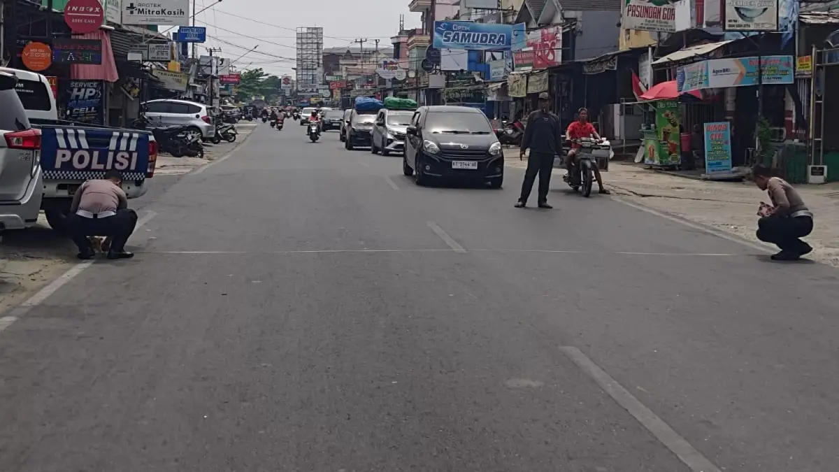 Unit Gakkum Polresta Samarinda tengah melakukan olah Tempat Kejadian Perkara (TKP) kecelakaan lalu lintas di Jalan Lambung Mangkurat, Samarinda Ilir.