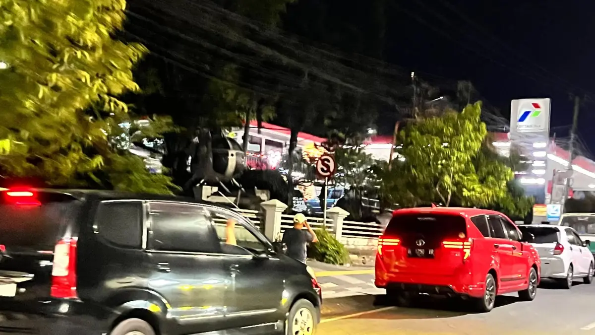 Antrean kendaraan di SPBU Sepinggan, Balikpapan. (Foto Mella Balpos)