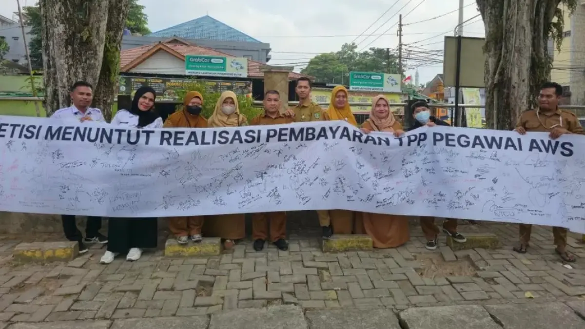 Ratusan Nakes di RSUD AW Sjahranie Samarinda menggelar aksi demo menuntut kejelasan pembayaran TPP yang ditunda Pemprov Kaltim.
