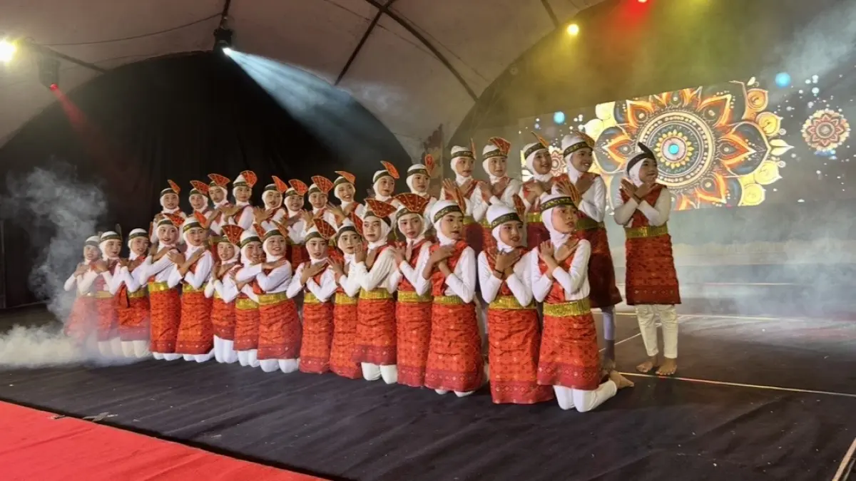 SEMARAK: Tarian dari Aceh dibawakan penari-penari usia SD jadi pembuka sajian Sang Askarya, Sabtu, 12 September 2026. FAROQ ZAMZAMI/PROKAL.CO