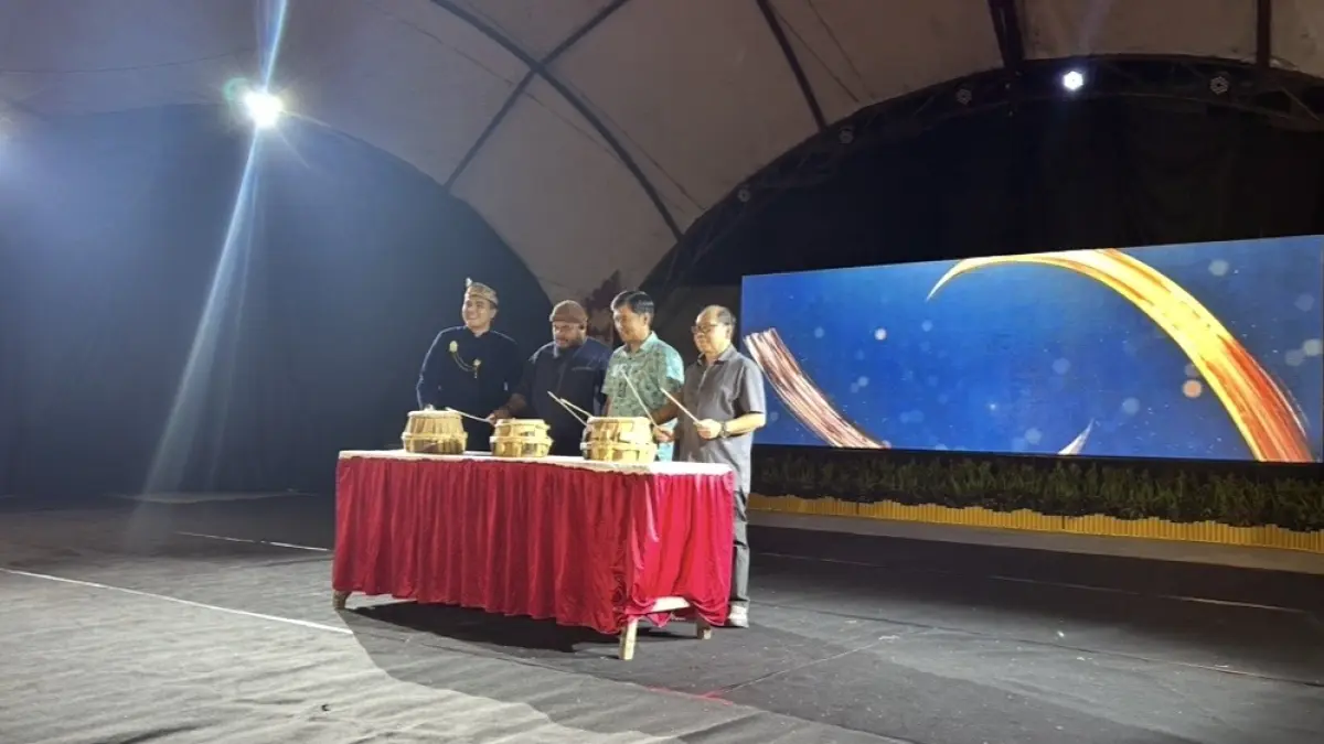 TAHUN KEDUA: Alat musik tradisional Suku Paser, petep, dipukul saat pembukaan Sang Askarya, Sabtu, 12 September 2026. FAROQ ZAMZAMI/PROKAL.CO