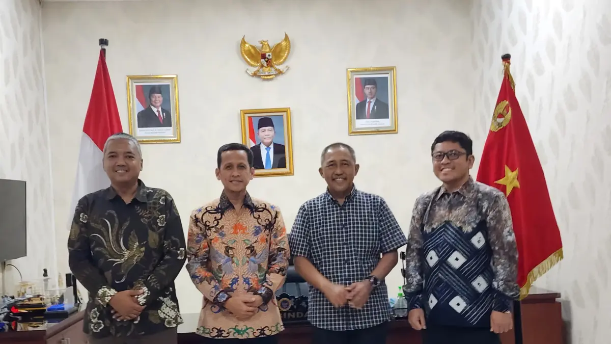 General Manager PLN UIP3B Kalimantan, Riko Ramadhano Budiawan (No 2 dari Sebelah Kiri) bersama Manager UPT Balikpapan, Jati Pharmadita (Paling Kanan) dan Manager UP2B Kaltimra, Dita Agustiono (Paling Kiri).
