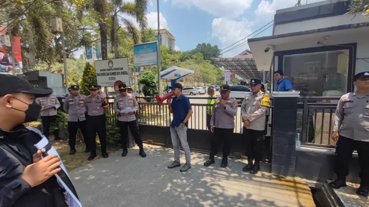 JAMPER Kaltim menggelar aksi demonstrasi  di Kantor Dinas Energi dan Sumber Daya Mineral (ESDM) Provinsi Kalimantan Timur (Kaltim), Jala MT. Haryono No.22, Kelurahan Air Putih, Kecamatan Samarinda Ulu, Kota Samarinda, pada Senin (14/9/2026).