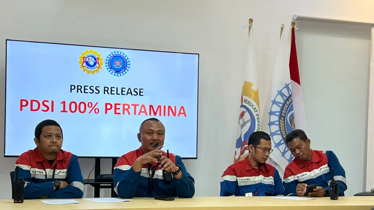 Ketua Umum SP Mathilda-FSPPB, Sugirianto (dua kiri) didampingi pengurus lainnya.