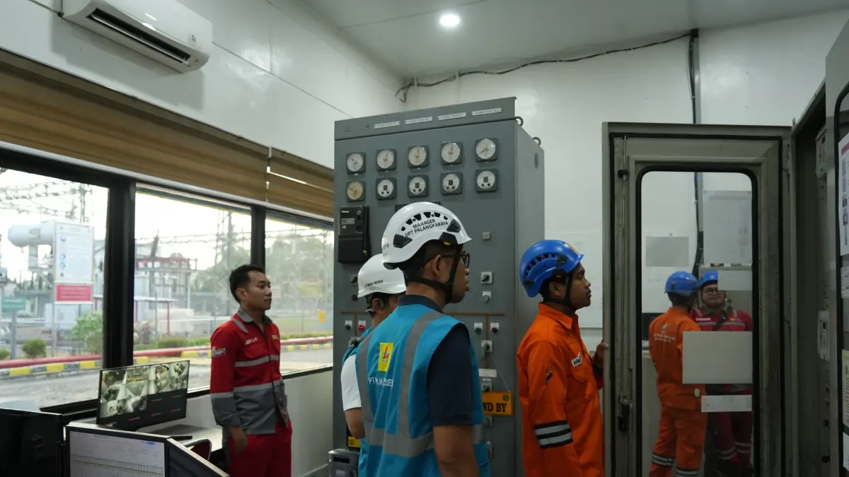 Manager UPT Palangkaraya, Eko Prasetyo melakukan pengecekan peralatan di Gardu Induk sebagai bagian dari pemeliharaan dan kesiapsiagaan infrastruktur transmisi untuk menjaga keandalan pasokan listrik.
