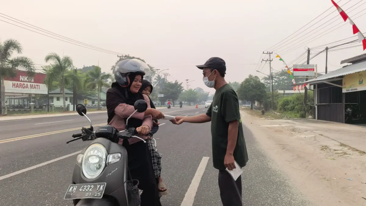 PLN UPT Palangkaraya membagikan masker kepada masyarakat sebagai bentuk kepedulian terhadap dampak asap Karhutla di wilayah Kalimantan Tengah.