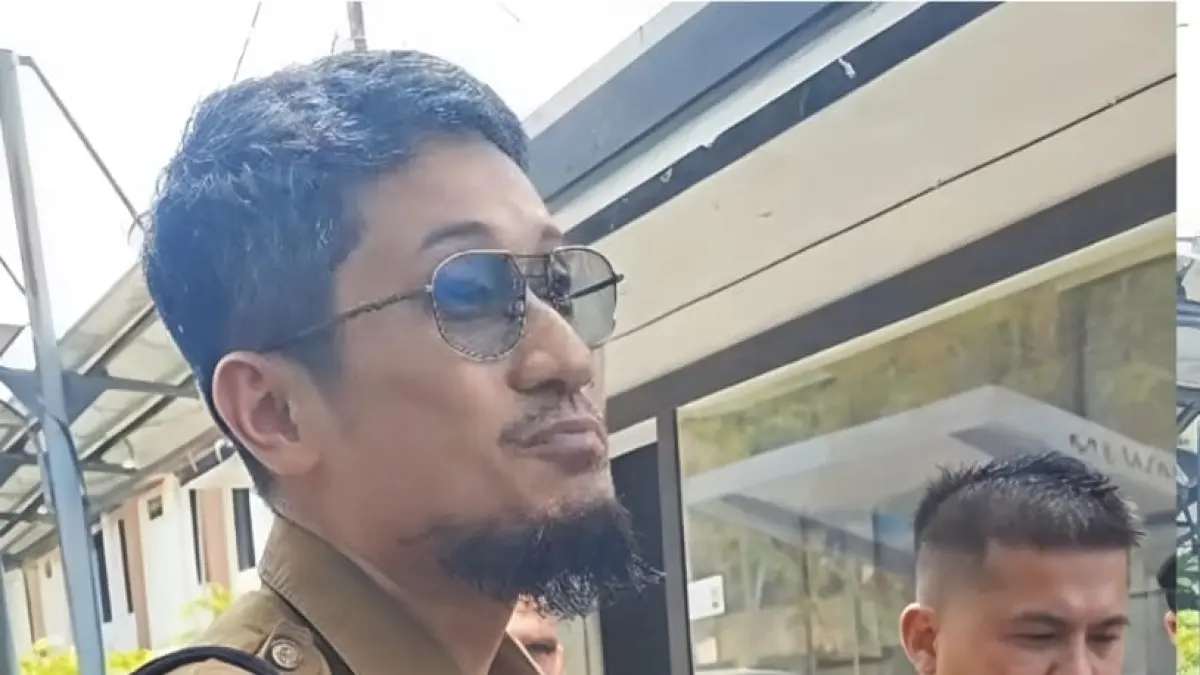 Staf Bidang Minerba Dinas ESDM Kaltim, Ivan didampingi oleh Kasubbag Umum Dinas ESDM Kaltim, Harley Saragi (kanan)