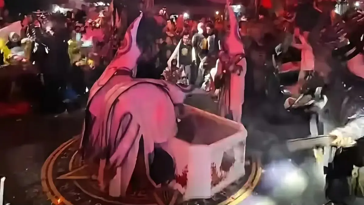 Atraksi mirip ritual satanic yang ditampilkan di Simbang Kulon Night Carnival (SKNC) 2026 Pekalongan. (Istimewa)