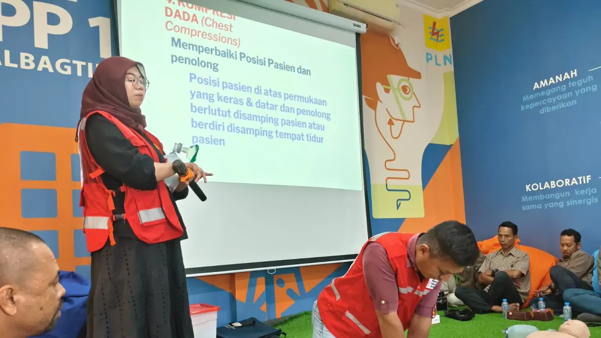 eserta mempraktikkan Bantuan Hidup Dasar (BHD) dalam edukasi K3 yang dipandu PMI Kota Balikpapan di PLN UPP KLT 1, Balikpapan, Kamis (28/8/2026).