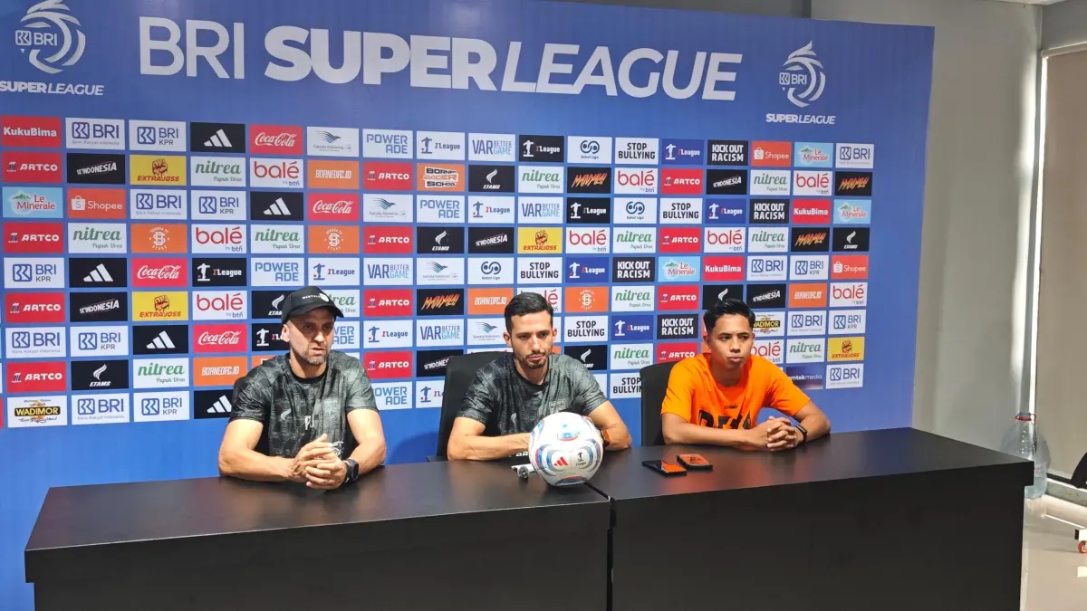 Pelatih Borneo FC Samarinda, Mauro Jeronimo dan pemain M. Ikhsan.