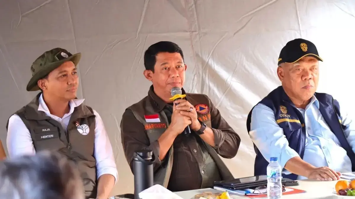 Dari kiri, Menteri Kehutanan Raja Juli Antoni, Kepala BNPB Letjen TNI Suharyanto, dan Kepala Otorita IKN di Bendungan Semoi IKN, Kalimantan Timur. (BNPB)