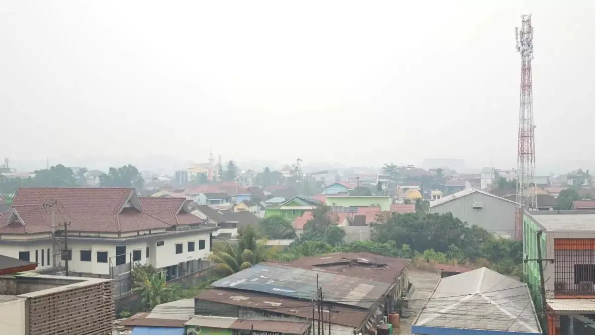 PARAH. Kondisi kabut asap menyelimuti Kota Samarinda.