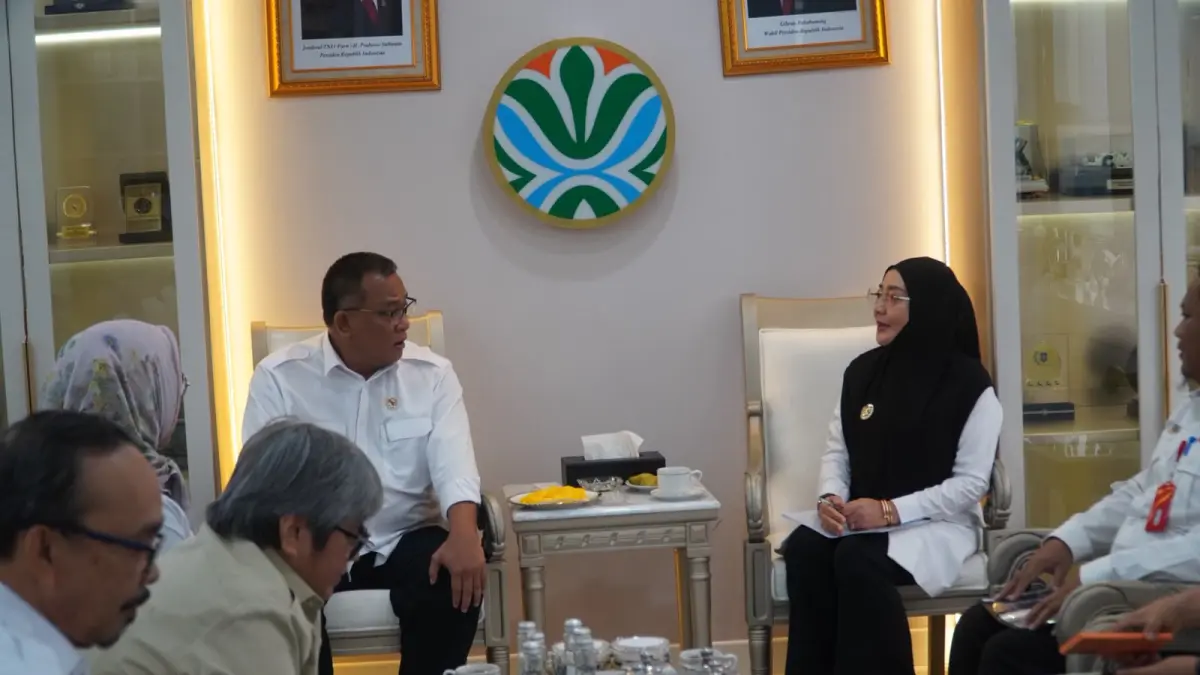 AUDIENSI: Bupati Berau, Sri Juniarsih Mas, bersama Menteri Lingkungan Hidup, Mohammad Jumhur Hidayat. ISTIMEWA/ PROKOPIM