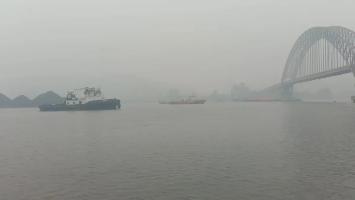 Kabut asap selimuti Samarinda. Tampak pemandangan di sekitar Jembatan Mahulu.