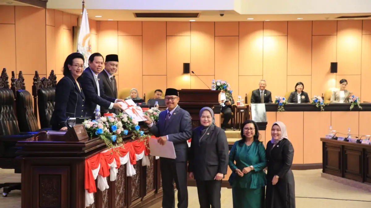 SAMPAIKAN: Aji Mirni Mawarni (kanan) dalam Sidang Paripurna Luar Biasa Ke-2 DPD RI, Rabu, 16 September 2026.
