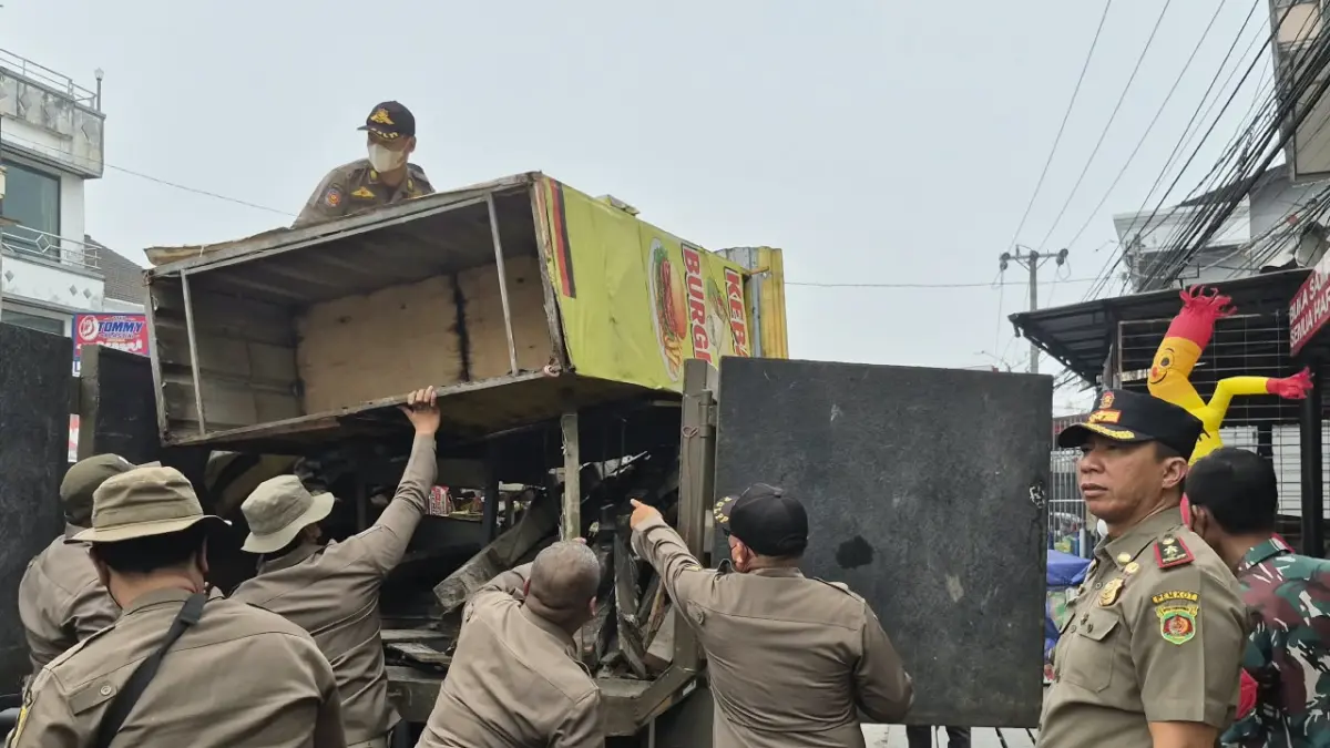 Satpol PP Samarinda saat melakukan penertiban.