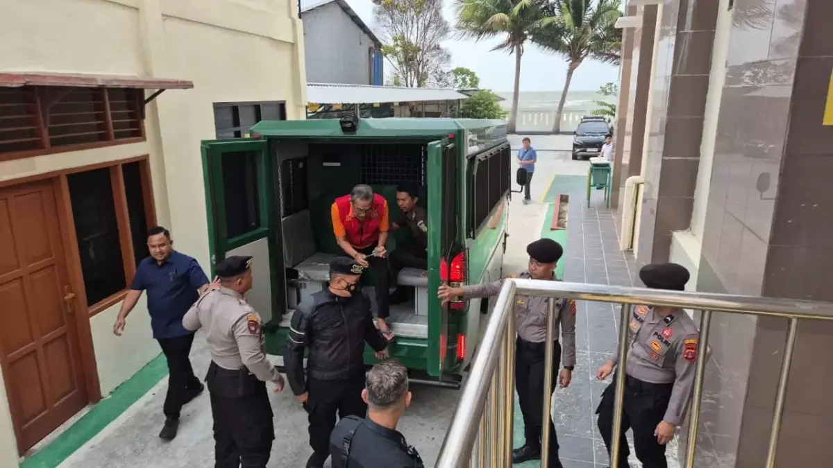 Suasana saat terdakwa digiring ke dalam ruang persidangan untuk pembacaan pledoi (ist)