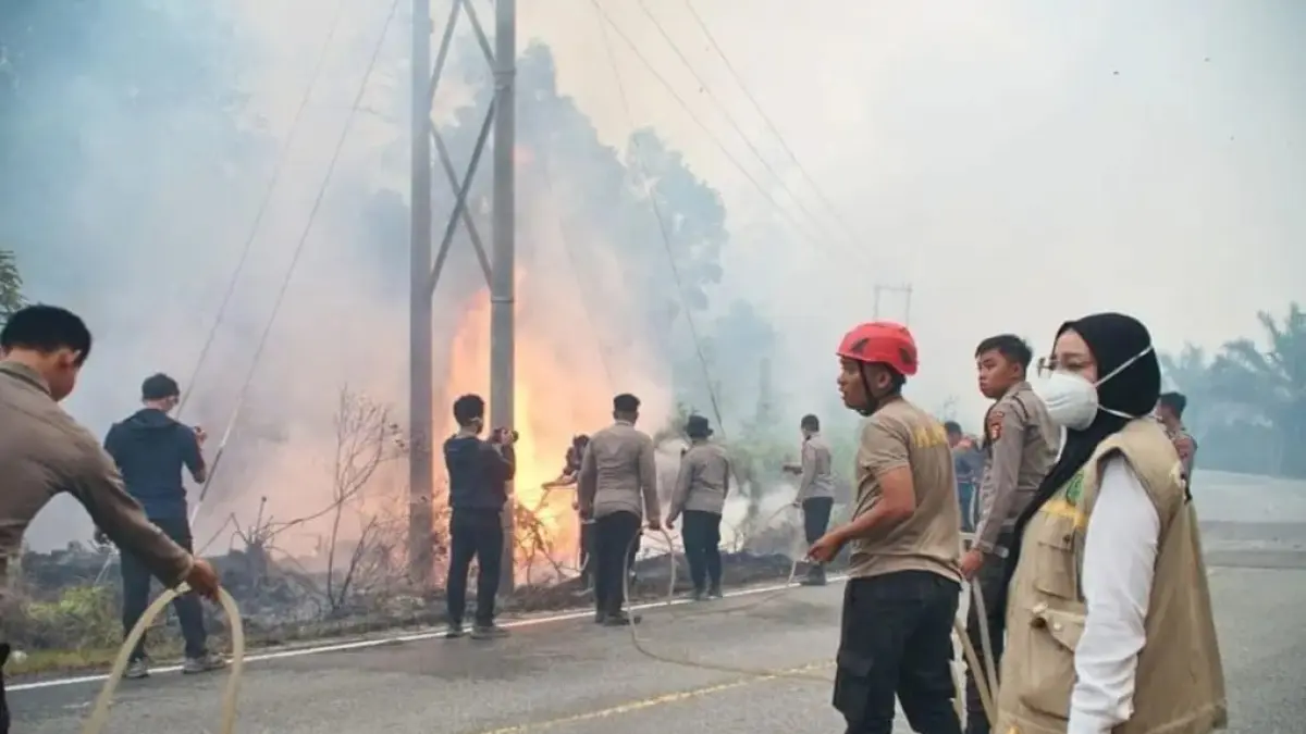 TETAP WASPADA: Bupati Berau Sri Juniarsih Mas saat memantau langsung kebakaran lahan dan upaya pemadaman yang dilakukan tim. KPG