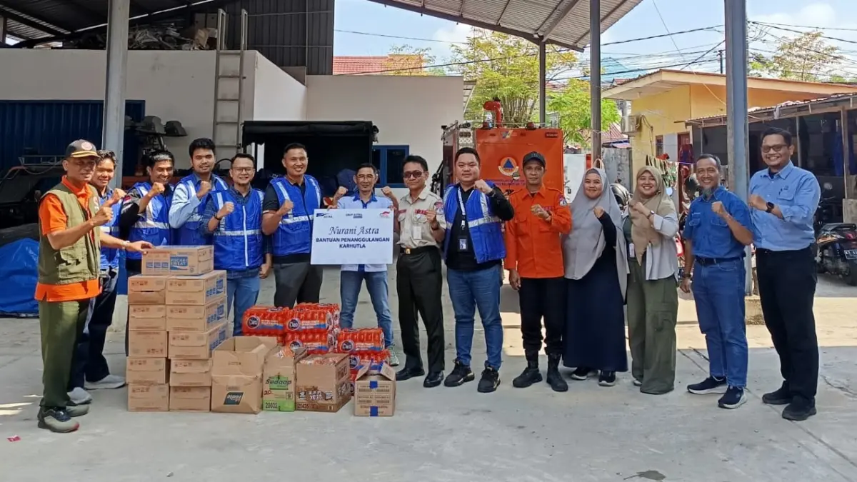 Grup Astra Balikpapan melalui Nurani Astra memberikan donasi berupa air mineral dan makanan ringan kepada para petugas Pemadam Kebakaran yang bertugas di lapangan.