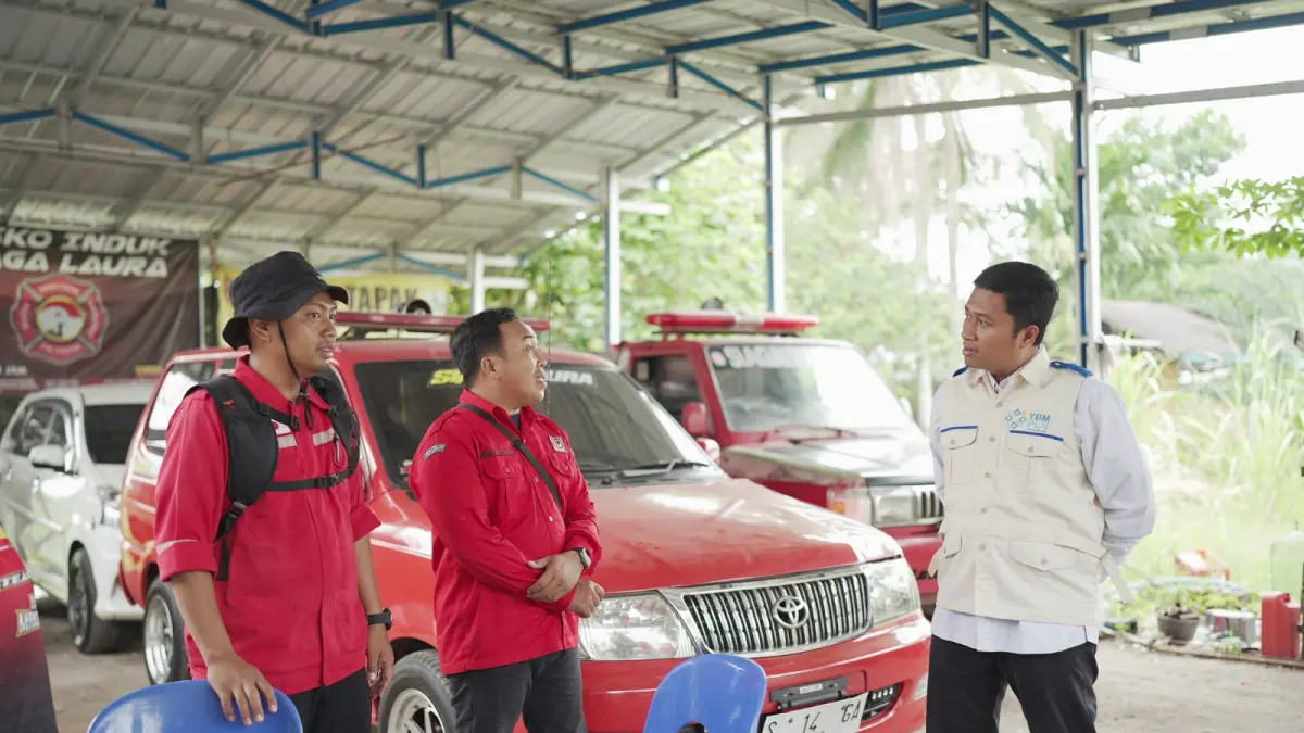 Manager PLN UPT Banjarbaru, Bayu Putra Andrianto, berdialog bersama relawan dalam kegiatan dukungan penanganan Karhutla di wilayah Landasan Ulin.