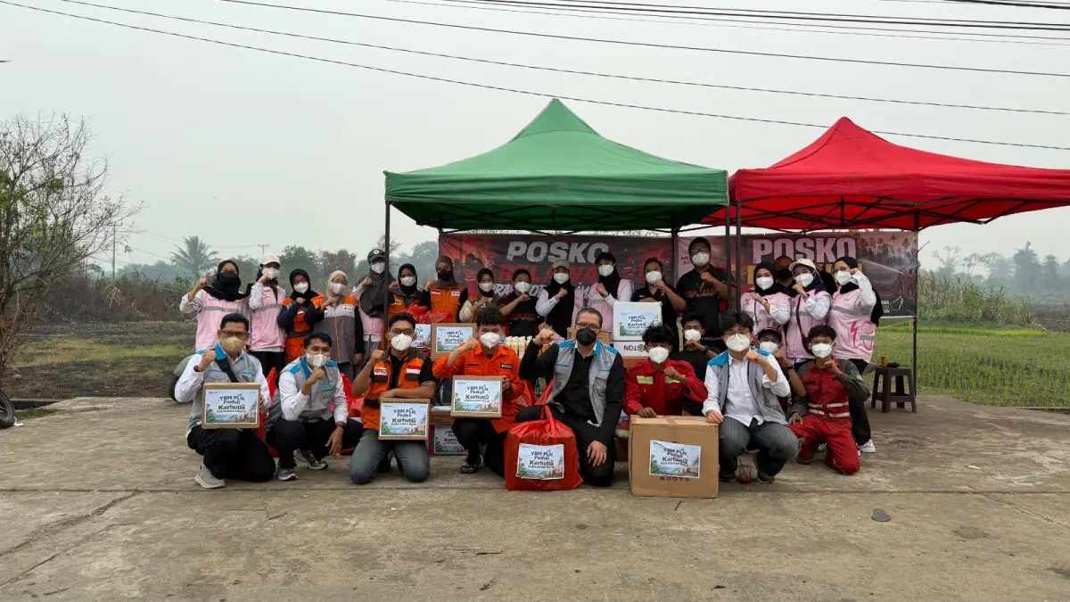 PLN UP2B Kalbar bersama Srikandi PLN dan YBM PLN berfoto bersama usai menyalurkan bantuan perlengkapan dan logistik bagi petugas Karhutla di Kalimantan Barat, Senin (14/9/2026).